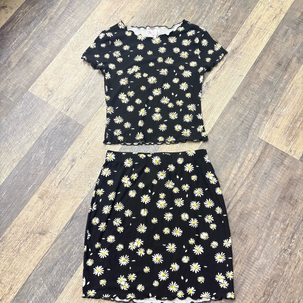 Women’s dress 2 Pc blouse/ Mini Skirt Daisy flowers graphic lettuces edges.